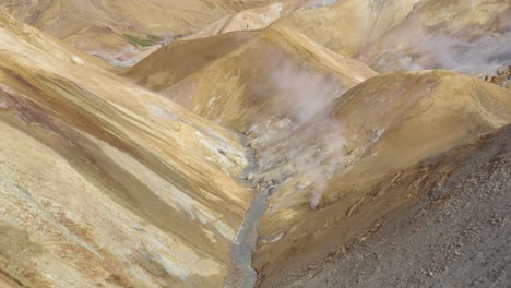 Steam-rising-from-scenic-fumerole-area-in-Iceland-Kerlingarfjöll,-aerial