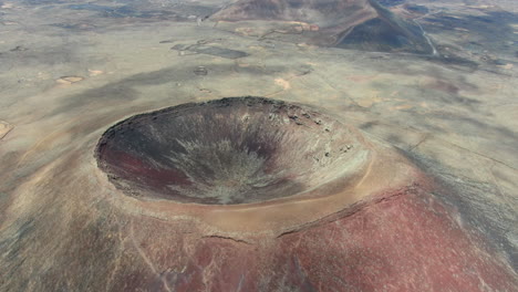 Aerial-drone-closing-up-footage-to-the-Calderón-Hondo-volcano-in-Fuerteventura-island