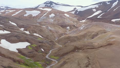 área-De-Kerlingarfjoll-En-La-Impresionante-Islandia-Natural,-Montañas-Cubiertas-De-Nieve-Ligera