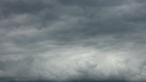 Capas-Pictóricas-Lentas-Y-Dramáticas-De-Formaciones-De-Nubes-Cúmulos-Que-Surgen-Y-Están-Oscurecidas-Por-Una-Manta-Contra-Un-Cielo-Azul
