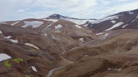 Spectacular-mountainous-landscape-of-Kerlingarfjoll-in-Iceland,-snow-patches