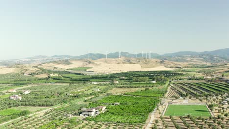 Vista-Panorámica-De-La-Costa-De-Calabria,-Campos-De-Olivos,-Campos-Agrícolas-Y-Turbinas-Eólicas-En-El-Fondo,-Calabria,-Italia