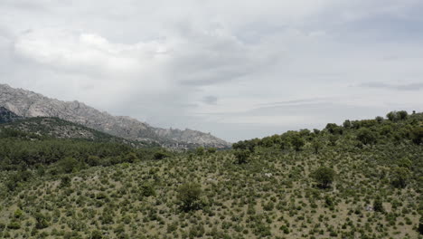 Luftdrohnen-Ziehen-über-Die-Gebirgskette-Der-Sierra-De-Guadarrama-Und-Enthüllen-Diese-Epische-Spanische-Landschaft