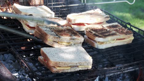 Grillen-Im-Freien-Mit-Traditionellen-Südafrikanischen-Käse--Und-Tomatensandwiches-Auf-Offenem-Feuer