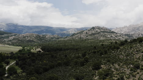 Antena-Descendente-Suave-Y-Lenta-Sobre-La-Sierra-De-Guadarrama-Cerca-De-Manzanares-El-Real-En-España