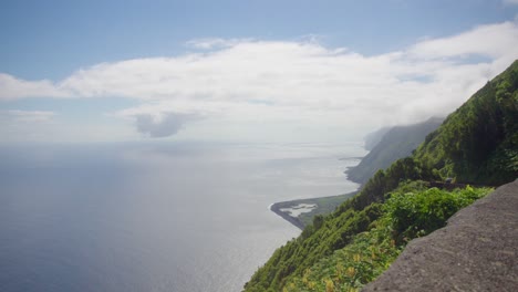 Vista-Del-Paisaje-De-La-Isla-De-San-Jorge-Ubicada-En-El-Archipiélago-De-Las-Azores