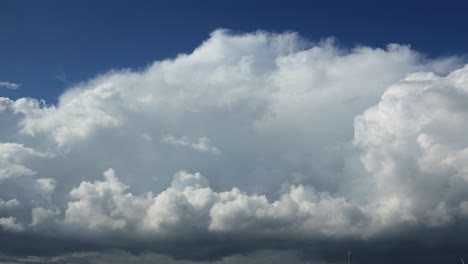 Wachsende-Und-Anschwellende-Dramatische-Langsame-Cumulus-Wolkenbildung-Zeitraffer-Vergeht-Mit-Niederschlag