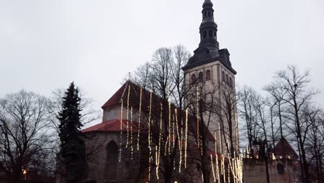 Estonia,-Tallin,-Iglesia-De-San-Nicolás-En-El-Casco-Antiguo-En-Un-Día-Nublado-De-Invierno