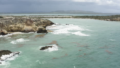 Spektakuläre-Luftaufnahmen-Der-Kalksteinfelsen-Der-Morillos-Penisula-Und-Des-Wildschutzgebietes---Cabo-Rojo-Puerto-Rico