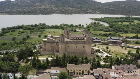 Schloss-Mendoza-Und-Die-Wunderschönen-Umliegenden-Landschaften-Von-Manzanares-El-Real