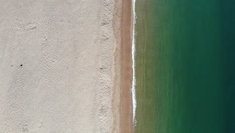 Aerial-downward-shot-of-Chesil-Beach-in-Dorset-showing-beautiful-turquoise-waters