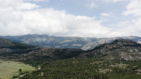 Luftaufnahme-Der-Epischen-Sierra-De-Guadarrama-bergkette-In-Manzanares-El-Real---Spanien