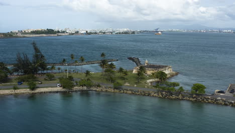 Vuelo-Sobre-La-Isla-De-Cabra-En-Puerto-Rico-Y-La-Antigua-Fortaleza---Esta-Isla-Es-Ahora-Un-área-De-Recreación-Popular
