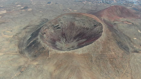 Aerial-drone-closing-down-footage-to-the-Calderón-Hondo-volcano-in-Fuerteventura-island