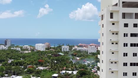 Juan-Dolio,-Dominikanische-Republik---06.-Agosto-2021---Luftaufnahme,-Die-Im-Bau-Befindliche-Gebäude-Erfasst,-360-aufnahme-Mit-Schönem-Touristischen-Hintergrund-Von-Hotels-Und-Stränden