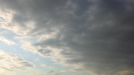 Lichtstrahlen-Unter-Dramatischen-Langsamen-Cumulus-Wolkenformationen,-Die-Langsam-In-Den-Sonnenuntergang-übergehen