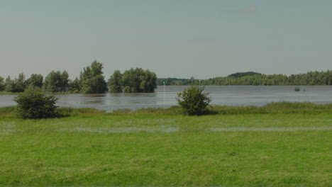 Vista-Del-Paisaje-Bajo-Inundado-Cerca-Del-Río-En-Los-Países-Bajos,-Europa