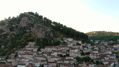 Dron-View-4k-De-Berat,-Albania,-La-Ciudad-De-Las-Mil-Ventanas,-Puesta-De-Sol