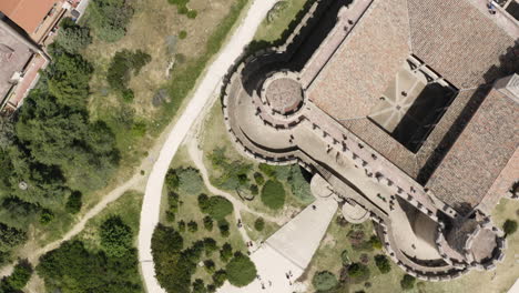 Filmischer-Vogelperspektiven-Überflug-über-Die-Seite-Des-Schlosses-Von-Mendoza-In-Manzanares-El-Real