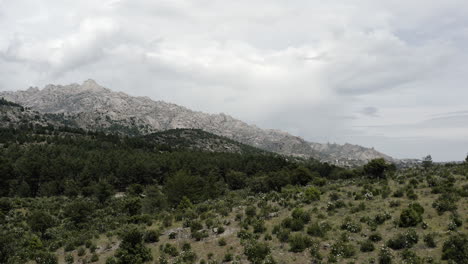 Sehr-Filmischer-Zug-über-Die-Ausläufer-Der-Sierra-De-Guadarrama-Bergketten-Im-Parque-Nacional-De-La-Pedriza-In-Der-Nähe-Von-Manzanares-El-Real-Spanien