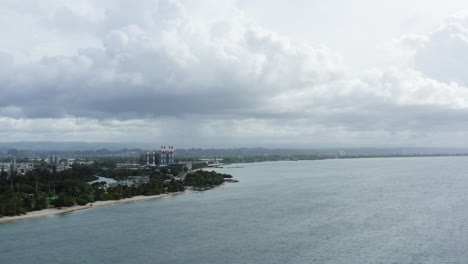 Slow-descending-aerial-over-the-coastline-along-Isla-de-Cabra,-Puerto-Rico