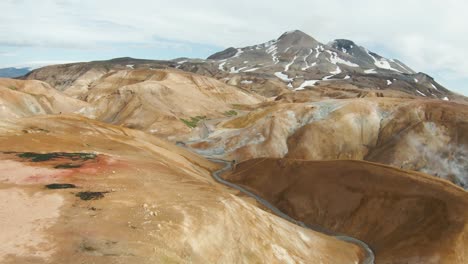 Epic-FPV-drone-shot-through-badlands-landscape-in-Iceland,-Kerlingarfjöll