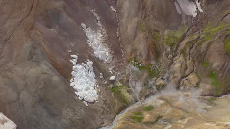 Geothermal-hot-spring-with-steam-rising-from-volcanic-vents,-Kerlingarfjöll