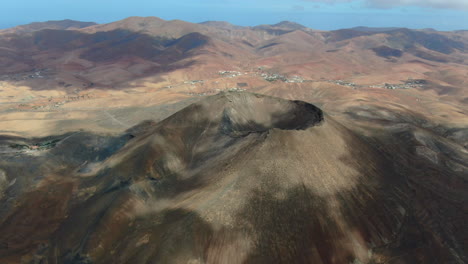 Orbita-Drone-Disparó-Sobre-Los-Volcanes-Bayuyo-Es-Un-Conjunto-De-Conos-Volcánicos-Que-Entraron-En-Erupción-Al-Mismo-Tiempo,-Siguiendo-Una-Línea-Casi-Recta