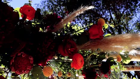 Elegante-Und-Lebendige,-Ins-Auge-Fallende-Blumenblumendekoration-An-Einem-Hochzeitsort
