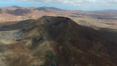 Drone-Shot-Orbit-Los-Volcanes-Bayuyo-Es-Un-Conjunto-De-Conos-Volcánicos-Que-Entraron-En-Erupción-Al-Mismo-Tiempo,-Siguiendo-Una-Línea-Casi-Recta