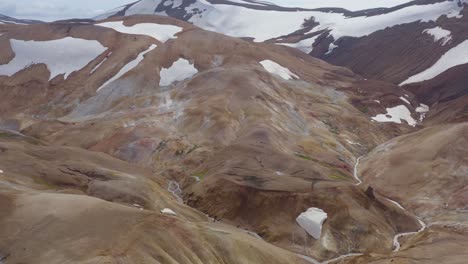 Valley-in-Kerlingarfjöll-mountain-chain-in-Iceland,-Rhyolite-surface,-aerial