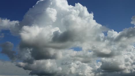 Dramatische-Langsame-Cumulus-Wolkenformationen,-Die-Vorbeiziehen-Und-Vor-Einem-Blauen-Himmel-Abnehmen