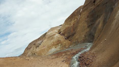 Breathtaking-FPV-drone-shot-through-volcanic-Iceland-valley,-Kerlingarfjöll