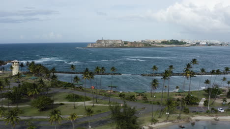 Tiro-Suave-De-Camiones-Sobre-La-Isla-De-Cabra-En-Puerto-Rico---Antigua-Colonia-De-Leprosos-Y-Fortaleza-Ahora-Un-área-De-Recreación