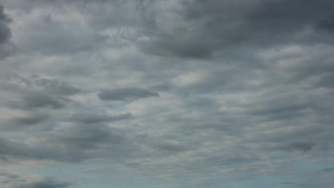 Dramáticas-Formaciones-De-Nubes-Cumulus-Lentas-Que-Forman-Una-Manta-Que-Se-Disipa-Y-Revela-El-Cielo-Azul-En-El-Fondo
