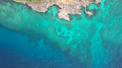 Hermosas-Aguas-Turquesas-Y-Turquesas,-Con-Patrones-De-Arrecifes-De-Coral-En-El-Océano