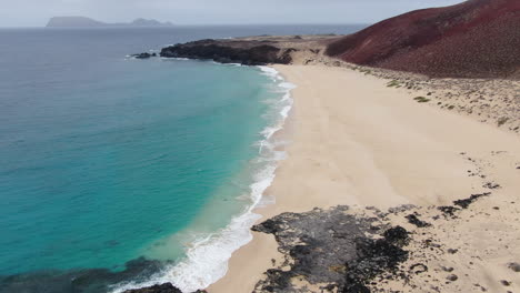 Luftaufnahme-Des-Strandes-Playa-De-Las-Conchas-Auf-Der-Insel-Graciosa-In-Der-Nähe-Von-Lanzarote,-Spanien