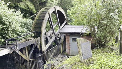 Das-Rad-Einer-Alten-Wassermühle-Wird-Vom-Wasser-Eines-Baches-Angetrieben