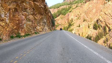 Pov-Während-Der-Fahrt-Auf-Einem-Millionen-dollar-highway-In-Der-Curran-Gulch-Entlang-Des-Red-Mountain-Creek-Valley-Mit-Dramatischen-Blicken-Auf-Die-San-Juan-Mountains-In-Der-Nähe-Von-Ouray-Colorado