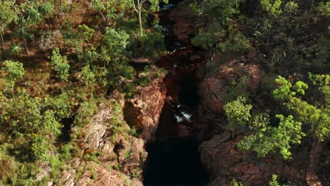 Buley-Rockhole-Rodeado-De-Un-Paisaje-Accidentado-En-El-Parque-Nacional-Litchfield-En-Australia