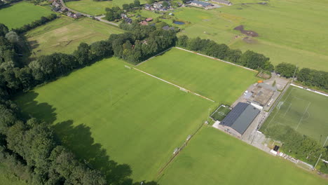 Antenne-Des-Sportplatzes-Des-örtlichen-Fußballvereins---Rückwärts-Fliegende-Drohne