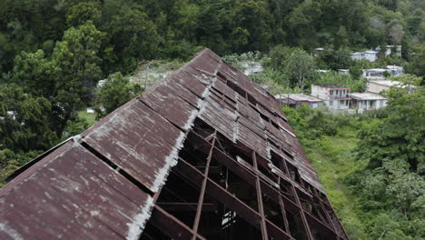 Luftaufnahme-über-Das-Verrostete-Und-Teilweise-Eingestürzte-Dach-Einer-Alten-Fabrik-In-Puerto-Rico
