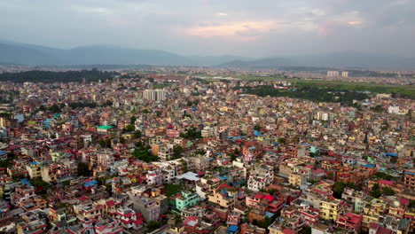 Filmischer-Zoom-Von-Häusern-Mit-Internationalem-Flughafen-Im-Hintergrund-In-Kathmandu,-Nepal