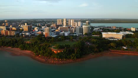 Panorama-De-Los-Edificios-De-Gran-Altura-En-La-Costa-De-La-Ciudad-De-Darwin-En-El-Territorio-Del-Norte,-Australia
