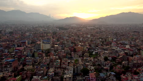 Aerial-Skyline-Kathmandu,-Nepal-Während-Der-Dämmerung-Oder-Morgendämmerung