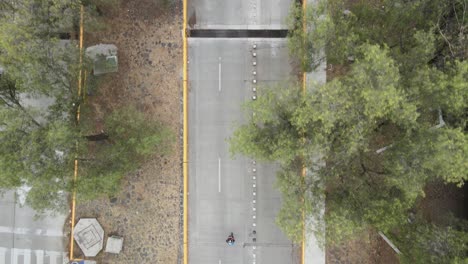 Zenitansicht-In-Einsamen-Straßen-Mit-Nur-Einem-Mann-In-Der-Pandemiezeit-In-Mexiko-stadt