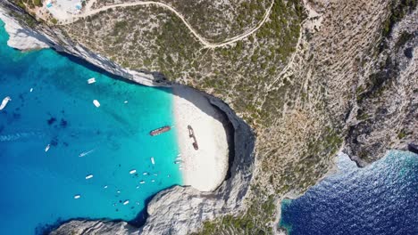 Playa-Navagio---Turistas-En-La-Popular-Playa-De-Naufragios-Con-Restos-De-Mv-Panagiotis-En-Grecia