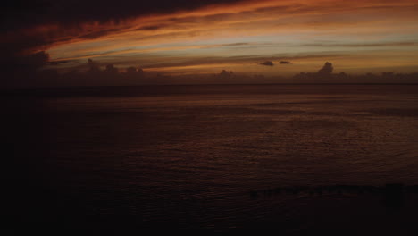 Luxusreisen-Und-Romantisches-Urlaubsthema---Kranartige-Luftaufnahmen-Hinter-Silhouettierten-Palmenbäumen-über-Ostiones-Strand-In-Puerto-Rico-Bei-Sonnenuntergang