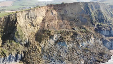 Vista-Aérea-De-Los-Escombros-Masivos-De-Desprendimientos-De-Rocas-En-Seatown-En-Dorset