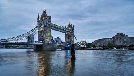 Zeitraffer-Der-Blauen-Stunde-Der-Tower-Bridge-In-London